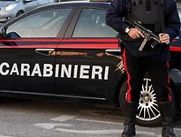 Calci, pugni e poi i colpi di coltello: padre e figlio arrestati a Marsala, caccia al terzo uomo in fuga