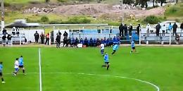 Il difensore rinvia, il pallone finisce in strada e provoca un incidente: il video fa il giro del web
