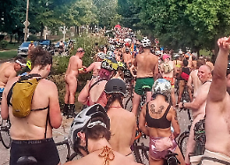 Caschi in testa e scarpe ai piedi, nudi in sella: a Berlino 500 ciclisti per la &laquo;World Naked Bike Ride&raquo;