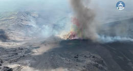 Bombe vulcaniche dal cratere Voragine e lava copiosa dalle due nuove bocche eruttive: l'Etna non si ferma e d&agrave; ancora spettacolo (e disagi) 
