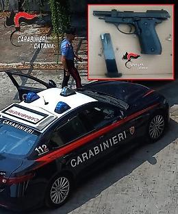 Pistola modificata nascosta sotto la maglietta: arrestato 25enne a Catania
