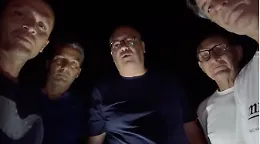 Ispica e le pietre lasciate sulla spiaggia, il sindaco trascorre il sabato sera a rimuoverle