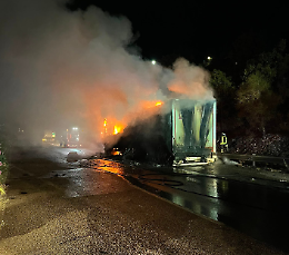 Un autoarticolato in fiamme blocca tratto dell'A20 tra Brolo e Patti: "Rinviate le partenze"