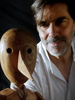 Pinocchio senza fili: Vespertino difende il burattino alle Terme Arabe
