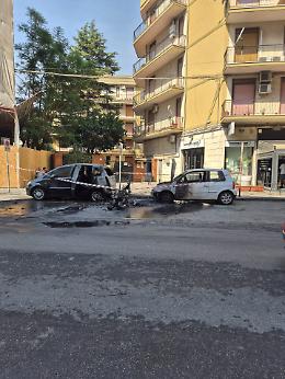 Fuoco in via Ammiraglio Caracciolo a Catania: incenerite due auto e uno scooter 