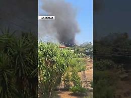 Incendio a Catania: fiamme e alta colonna di fumo in via Galermo