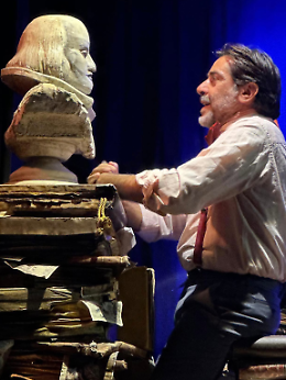 A caccia del bardo: Sergio Vespertino porta Shakespeare nei teatri di pietra