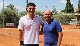 Federer illumina Taormina: mattinata di tennis, sole e stile con Bernard Arnault
