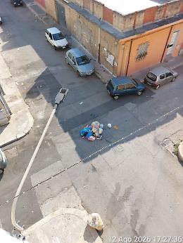 Vittoria, rifiuti non raccolti da giorni e ammassati al centro del crocevia tra via Di Modica e via Marsala