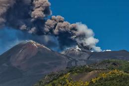 L'Etna ferma il cielo della Sicilia da giorni: voli sospesi a Catania, riapre Comiso  