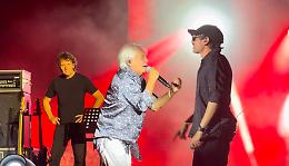 Nino D'Angelo sold out al Teatro Antico di Taormina: regali e lettere sotto il palco
