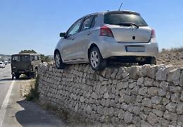 Modica-Pozzallo, auto vola fuori strada e resta sospesa su un muro a secco