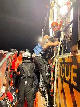 Gettati in mare dai trafficanti, 11 cadaveri recuperati dalla Sea Watch (che salva sei persone)
