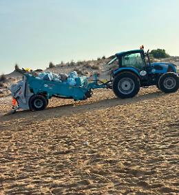 Ferragosto a Modica, il lavoro all'alba che restituisce dignit&agrave; alla spiaggia