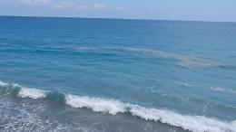 Marea di liquami nel mare della bandiera blu: allarme a Mazzeo