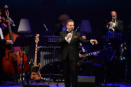 Tanti auguri Frank: Sinatra in scena tra swing e leggenda