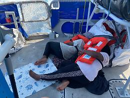 Via libera per Aurora 2 di Sea Watch: i 36 migranti saranno sbarcati a Lampedusa (c'&egrave; anche un neonato)