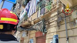 Cede il balcone mentre appende i vestiti, donna di 56 anni in codice rosso
