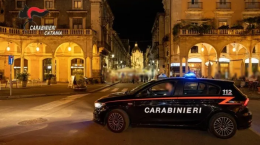 Spacca il vetro di una porta antincendio e ruba i soldi dal distributore automatico: denunciato 29enne

