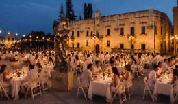 Cena in bianco nella piazza del Gattopardo, solidariet&agrave; per gli animali dell&rsquo;Oasi Ohana 
