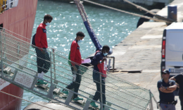 Migranti sbarcano fra i turisti a Lampedusa,