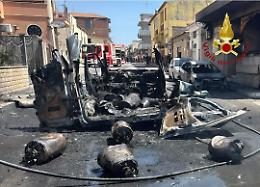 Paura in via Forcone a Vittoria: furgone con ossigeno medicale in fiamme