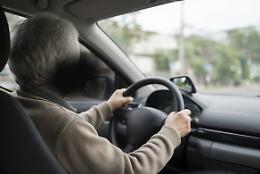 Addio corsia di sorpasso, per gli over 85 l'autostrada diventa un tab&ugrave;