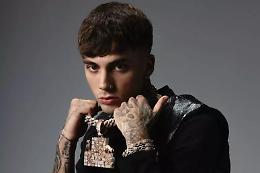 Arrestato il rapper Tony Boy: droga, pistola con matricola abrasa e diretta social durante la perquisizione
