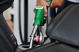 Caro carburanti, lo sconto di 17 centesimi prorogato fino al 26 agosto: Giorgetti e Fratin firmano il decreto