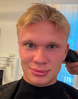 Haaland cambia look con taglio militare: "Short hair don't care" e debutto senza gol