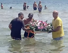 Punta Secca ricorda Loriana Puglisi: una corona di fiori nel suo mare