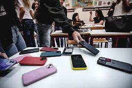 La Francia spegne i telefoni nei licei: scatta il divieto nazionale 