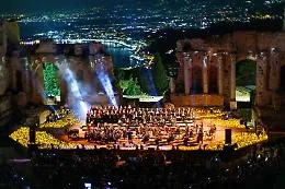 Trionfo senza precedenti al Teatro Antico di Taormina: il Festival Lirico dei Teatri di Pietra consolida la propria egemonia culturale nel Mezzogiorno grazie a un trittico sinfonico da antologia 