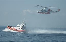Stavano per affondare insieme alla barca su cui si trovavano: catena di soccorso per salvarli