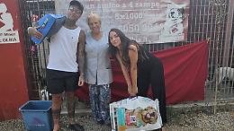 Polvere, sole e carezze sincere: cos&igrave; Fedez e Giulia hanno conquistato il canile di Olbia 
