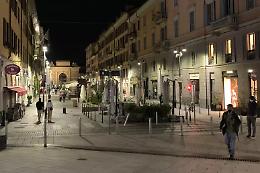 Incastrato dal video e dal tatuaggio col bacio: preso il PR che ha abusato di una ragazza fuori dall'Hollywood a Milano  