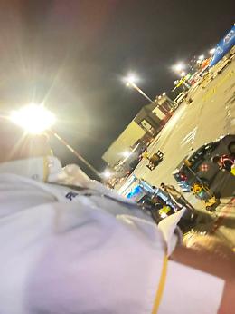 Dieci ore chiusi in un aereo Ryanair: tre svenimenti e la denuncia social di uno dei passeggeri