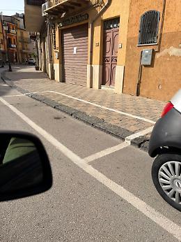 A Raffadali parcheggiare sul marciapiede &egrave; consentito: la foto fa il giro del web 