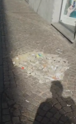 Pericolo per i pedoni in via Vittorio Emanuele a Catania: sanpietrini e asfalto da riparare