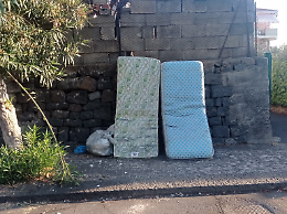 Allarme degrado in via Sandro Pertini: materassi e rifiuti abbandonati da oltre una settimana a Santa Tecla