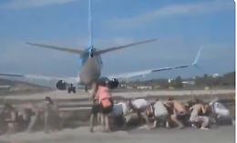 Skiathos, vacanza da incubo per una turista italiana: travolta dal vento dei motori di un aereo 