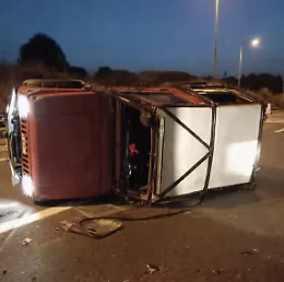 Marina di Modica, incidente all'alba: auto si ribalta