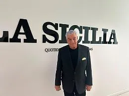 &ldquo;L&rsquo;uomo con il cappello" in Sicilia, il messaggio dell'egittologo Hawass ai giovani: &laquo;Seguite la passione&raquo;