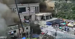 Tibet, un'enorme ondata spazza via un intero villaggio: la videosorveglianza ha ripreso il momento del disastro 