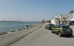 Il giallo dei missili nel porto di Bari: tre testate da guerra "camuffate" sotto il nastro adesivo 