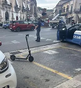 Modica, fuga in monopattino: bloccato in centro storico
