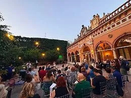 "Radice Poesia" a Villa Manganelli Biscari: 35 poeti etnei e il sussurro dell'Etna
