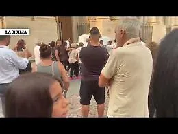 L'ultimo abbraccio a Noemi: le lacrime e la richiesta di giustizia dei familiari 
