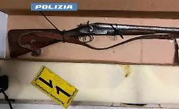 Armi sotto il divano nel garage: arrestato un trentatreenne a San Giovanni Galermo