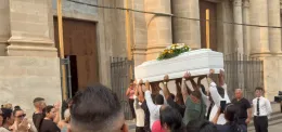 Riposto in lutto per l'ultimo saluto a Noemi Impellizzeri la cui morte resta ancora un mistero